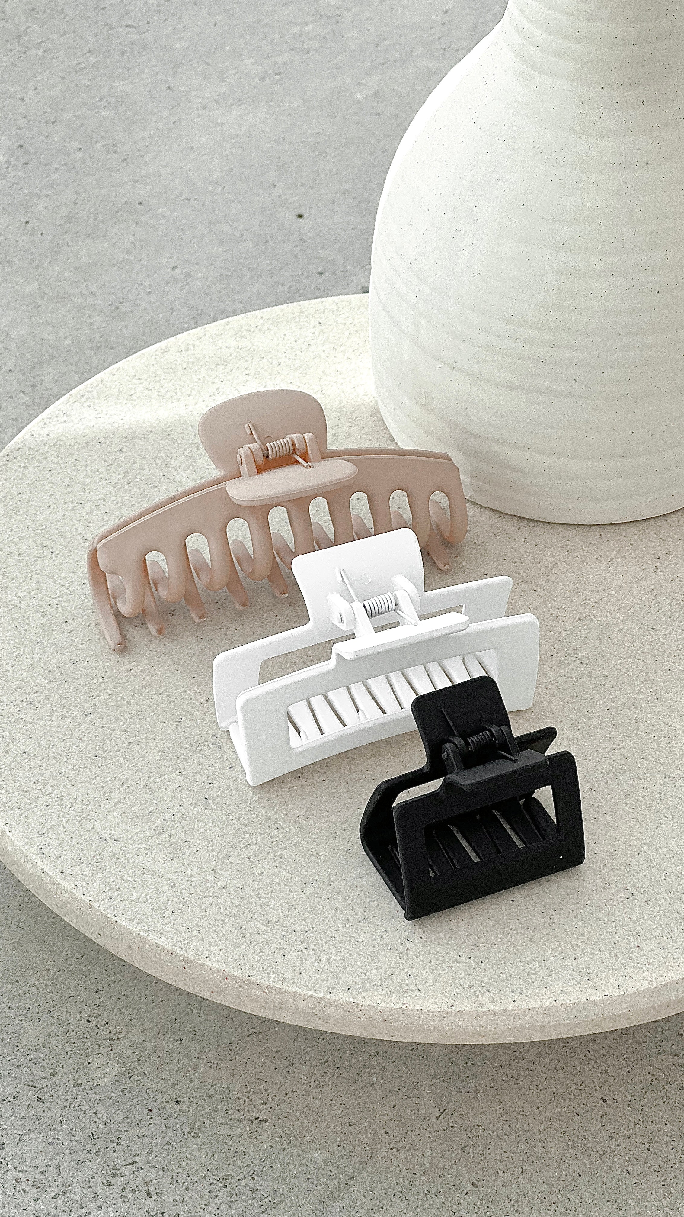 Larna 3 Pack Claw Clips - Beige/Black/White - Image 2