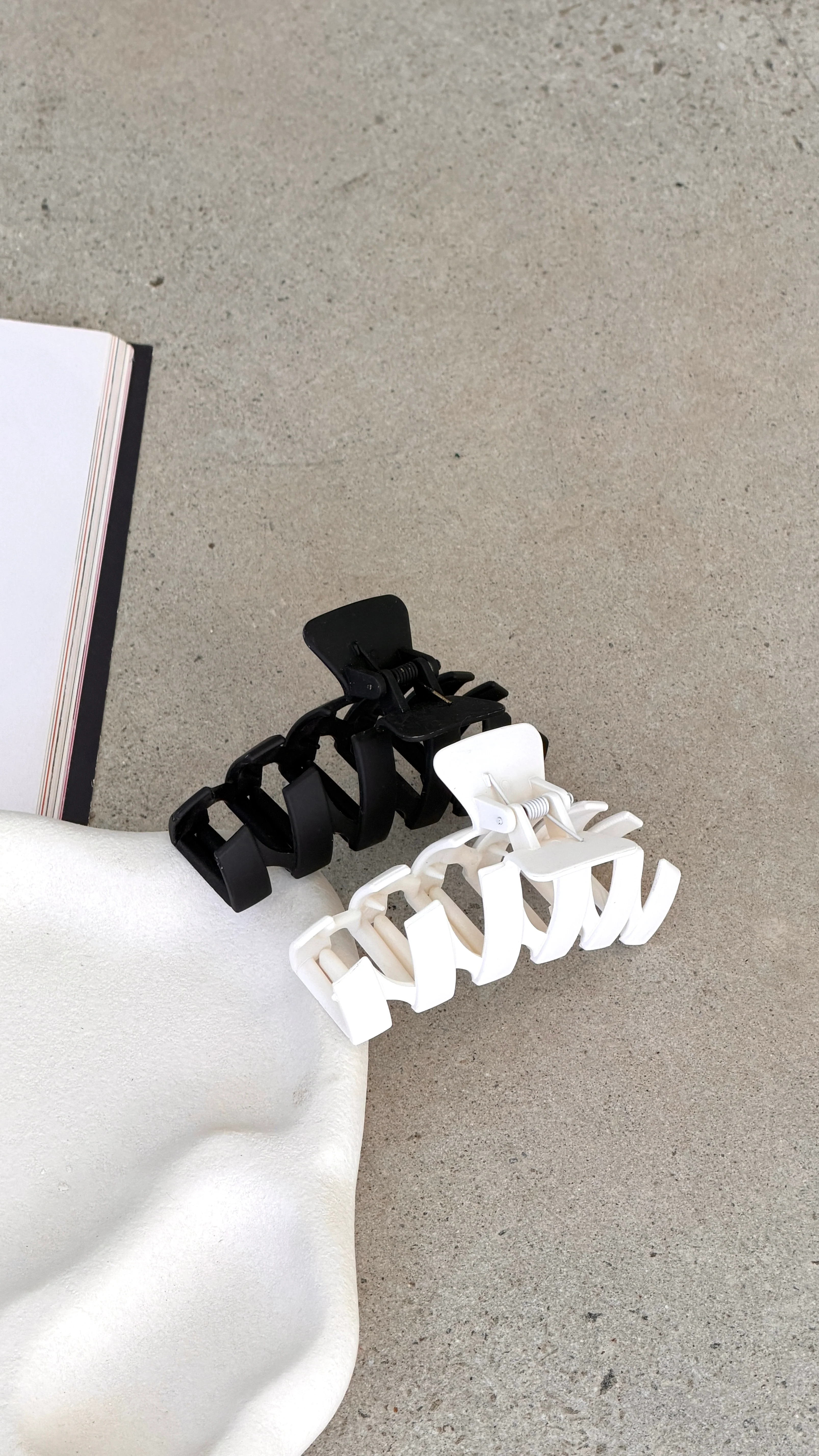 Lexi Hair Claw Set - Black / White - Image 4