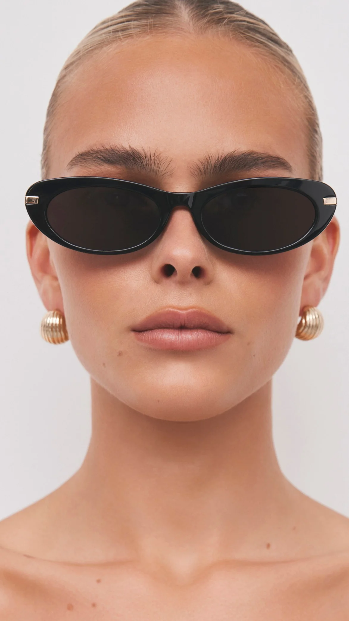 The Rae Sunglasses - Black / Black - Image 4